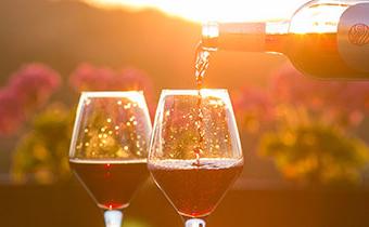 葡萄酒被倒进俯瞰花园的玻璃杯里